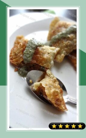 Samosa (Spicy and Tangy Potato-Green Pea Pockets) recipe