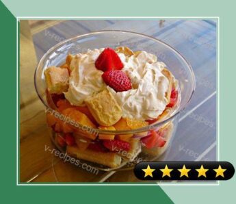 Cream with Biscuits, Strawberries and Peaches recipe